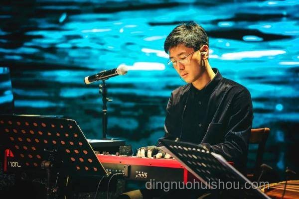 陈楚生音乐情感表达案例研究：轻描淡写下是情感暗涌